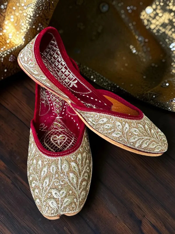 Rumi_Jutti_Golden_Leather_and_Zari_Women