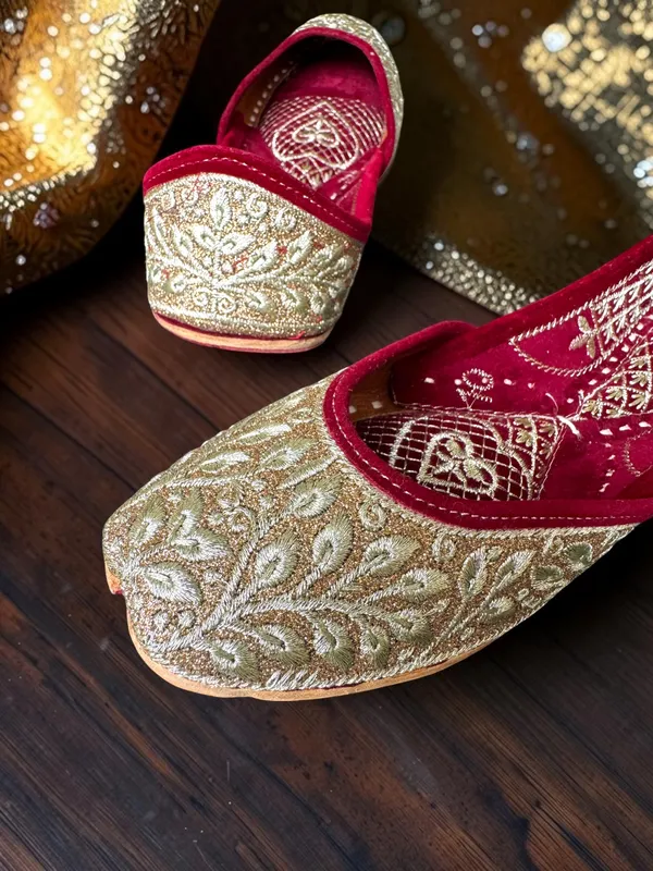 Rumi_Jutti_Golden_Leather_and_Zari_Women