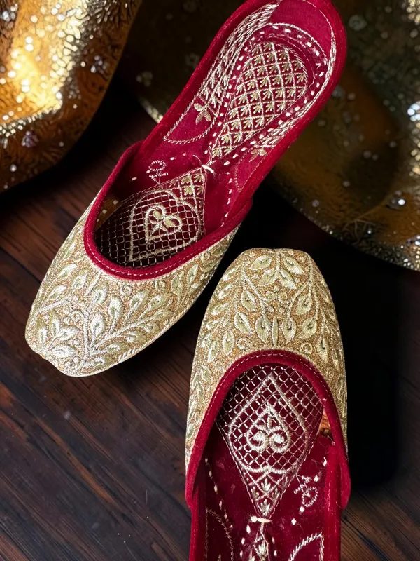 Rumi_Jutti_Golden_Leather_and_Zari_Women