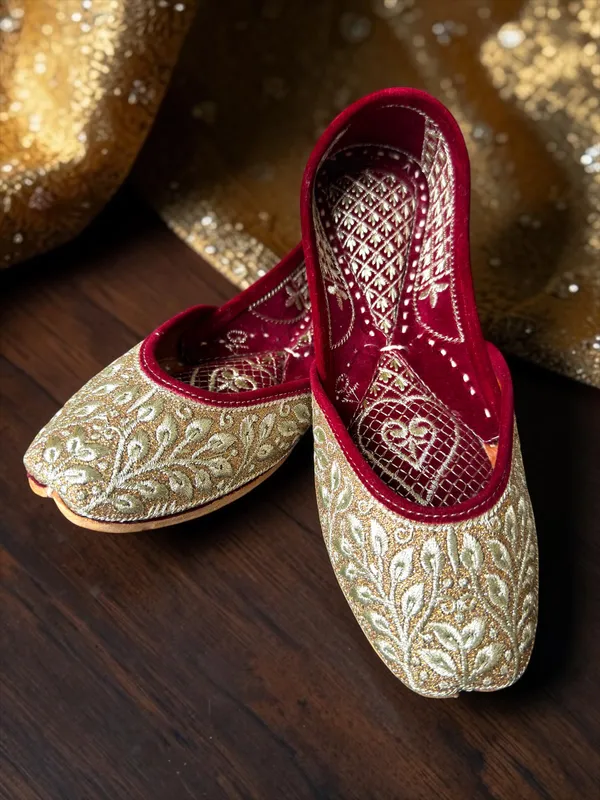 Rumi_Jutti_Golden_Leather_and_Zari_Women