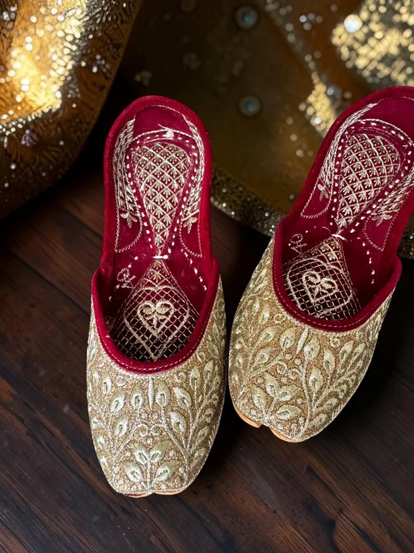 Golden_Leather_And_Zari_Jutti_For_Women
