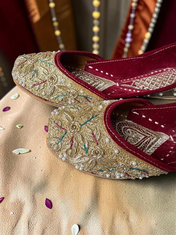 Veya_Jutti_Golden_Multi_Leather_and_Zari_Women
