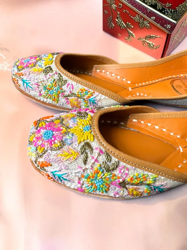 Multicolor_Jute_And_Leather_Jutti_For_Women