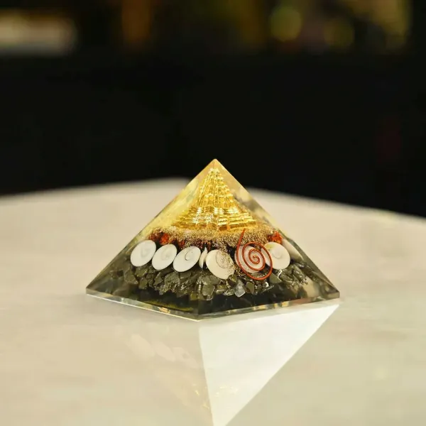 Manimaya_Dhanlabh_Pyramid_With_Shree_Yantra_Rudraksha_Gomti_Chakra_Pyrite