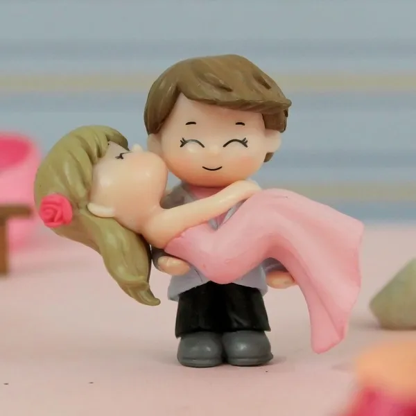 Pickartme_Mini_Couples_Miniature_Valentine_S_Day_Romantic_Gift_For_Girlfriend_Boyfriend_Husband_Wife_Kissing_Love_Couple_Miniature_Boy_Holding_Girl