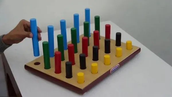 Peg_Board_Round_Graded_With_25_Wooden_Pegs_Diff_Colors