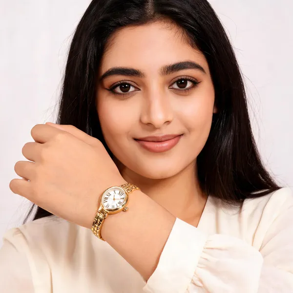 Gold_Metal_Oval_Dial_Analog_Wristwatch_For_Women