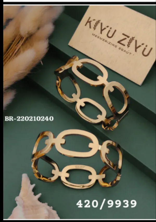 Gold_Tone_Interlocking_Link_Bracelet_for_Women