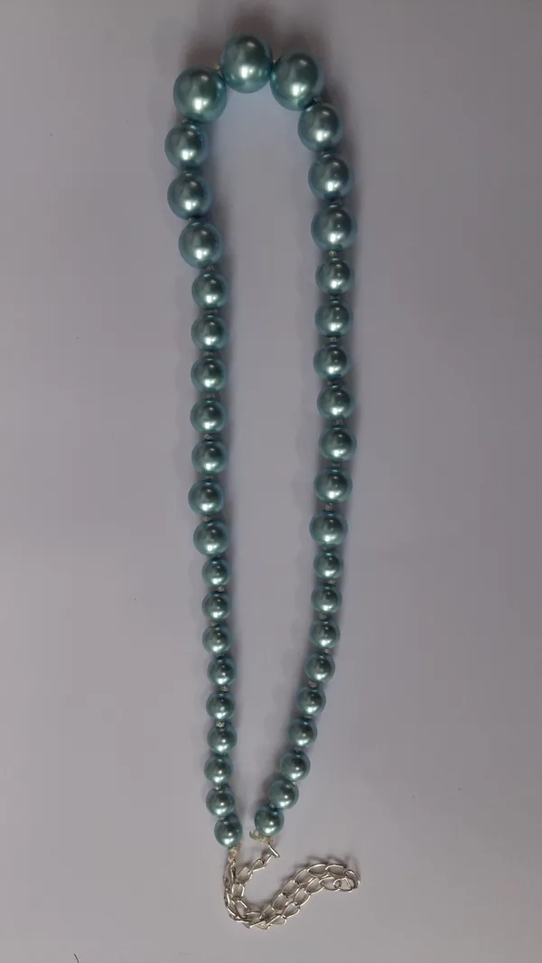 Elegant_Pearl_Beaded_Necklace