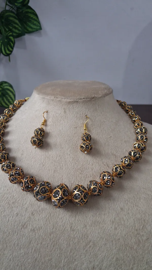 Elegant_Zircon_Beaded_Necklace