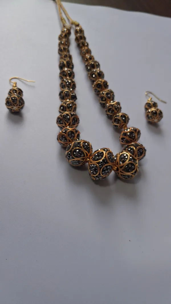 Elegant_Zircon_Beaded_Necklace