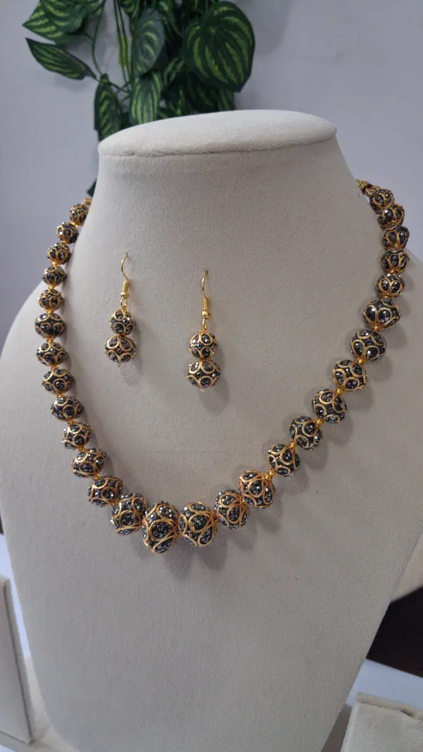 Elegant_Zircon_Beaded_Necklace