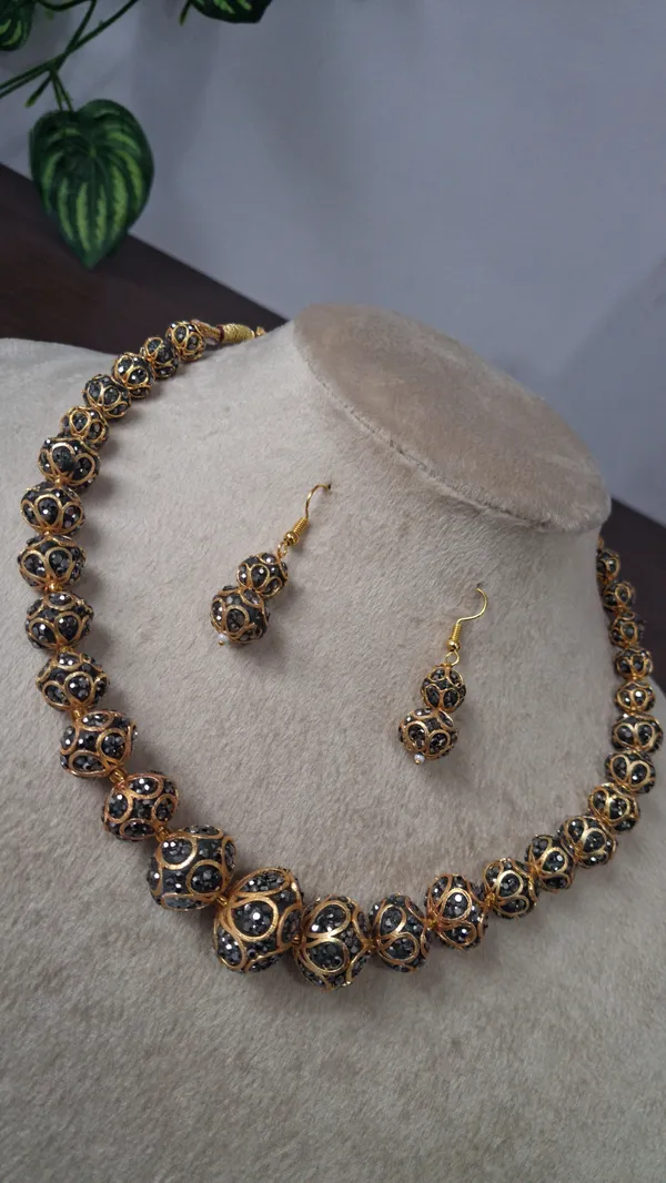 Elegant_Zircon_Beaded_Necklace