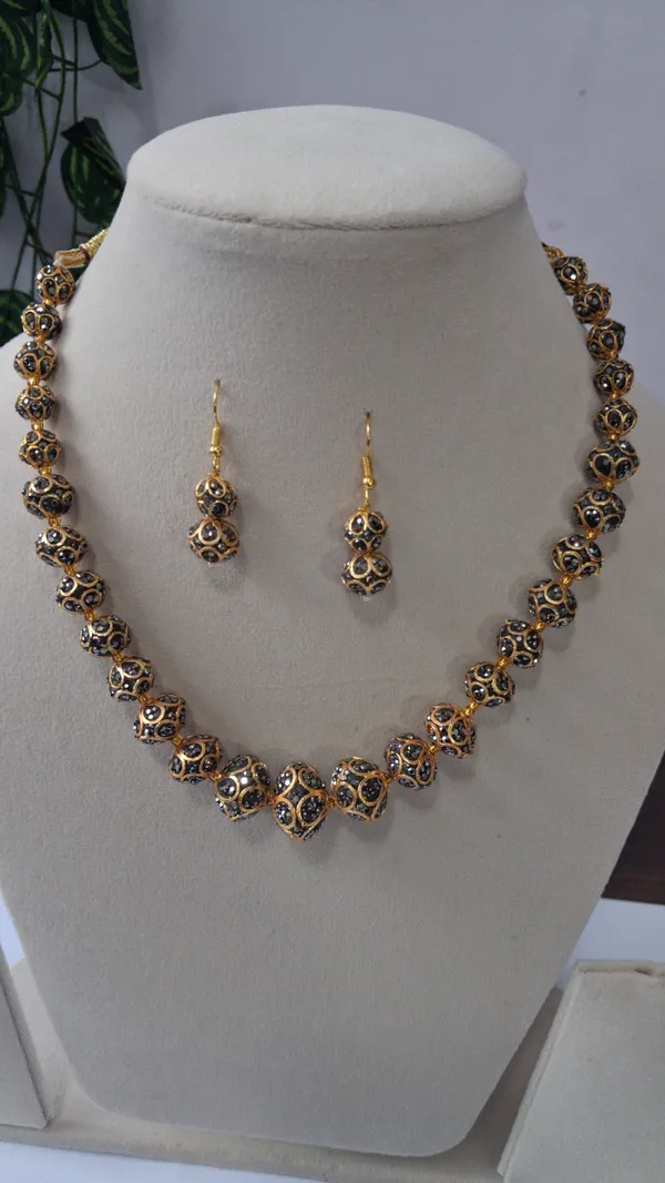 Elegant_Zircon_Beaded_Necklace