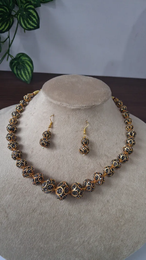 Elegant_Zircon_Beaded_Necklace
