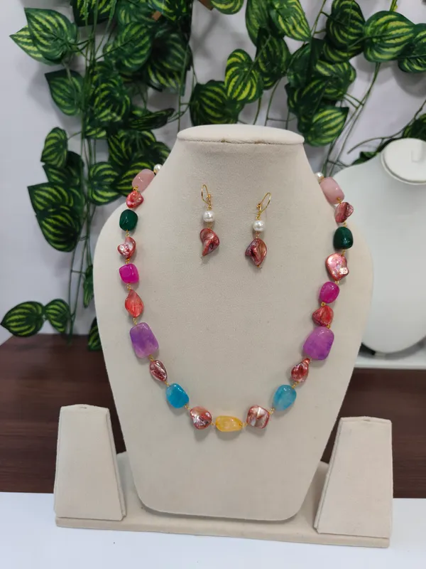 Gold_And_White_Natural_Quartz_Mother_Of_Pearl_Brass_Necklace_For_Women