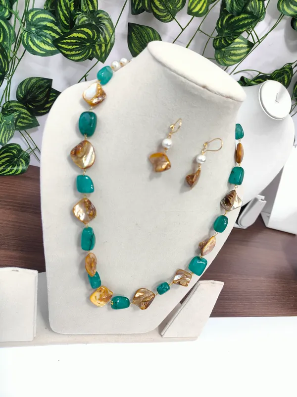 Elegant_Natural_Quartz_Mother_of_Pearl_Necklace