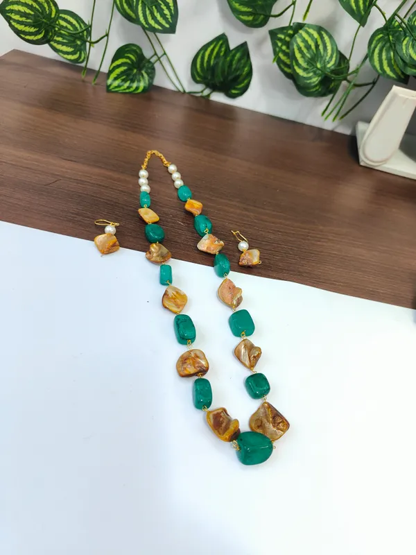 Elegant_Natural_Quartz_Mother_of_Pearl_Necklace
