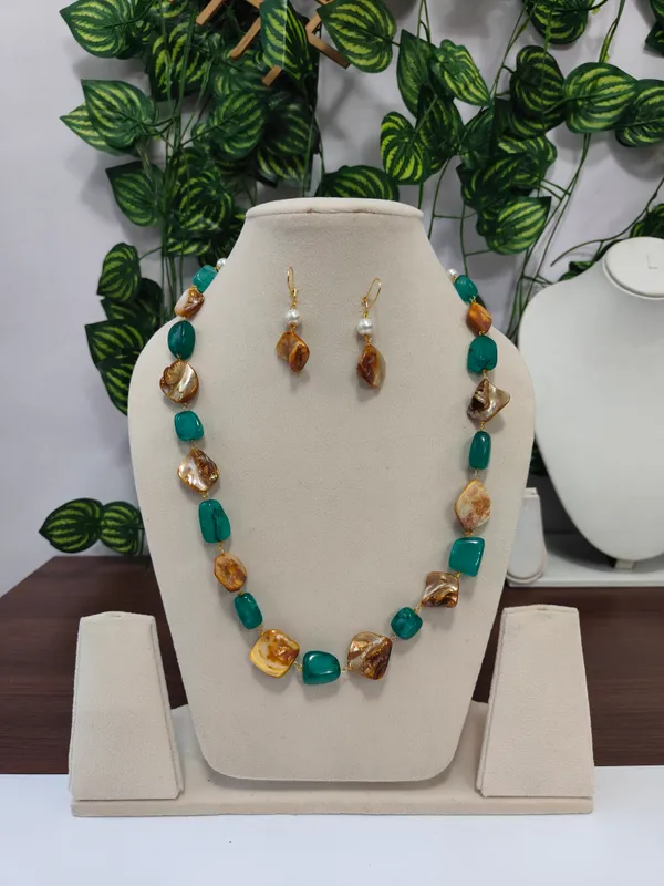 Elegant_Natural_Quartz_Mother_of_Pearl_Necklace