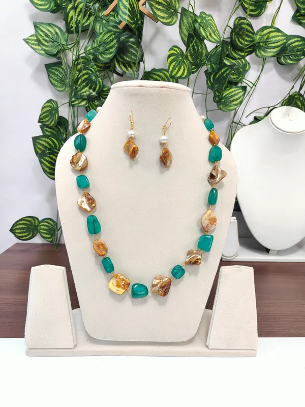 Elegant_Natural_Quartz_Mother_of_Pearl_Necklace