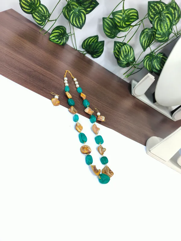 Elegant_Natural_Quartz_Mother_of_Pearl_Necklace