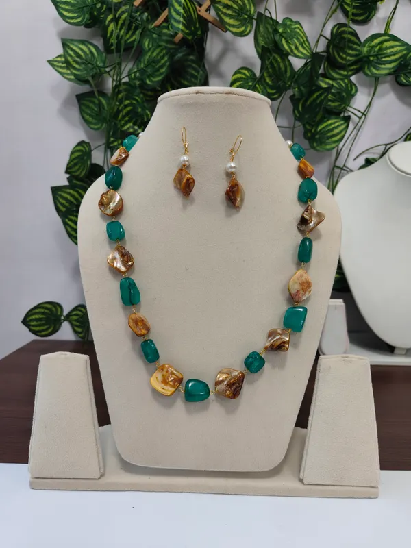 Gold_And_White_Natural_Quartz_Mother_Of_Pearl_Beaded_Necklace_For_Women