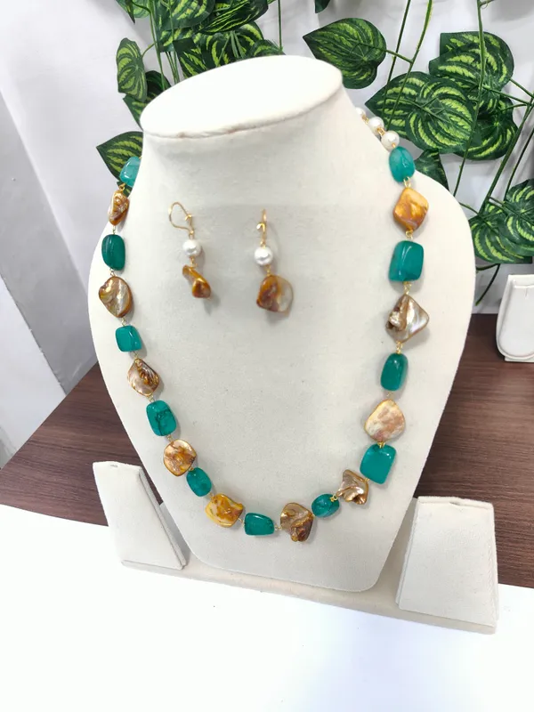Gold_And_White_Natural_Quartz_Mother_Of_Pearl_Beaded_Necklace_For_Women