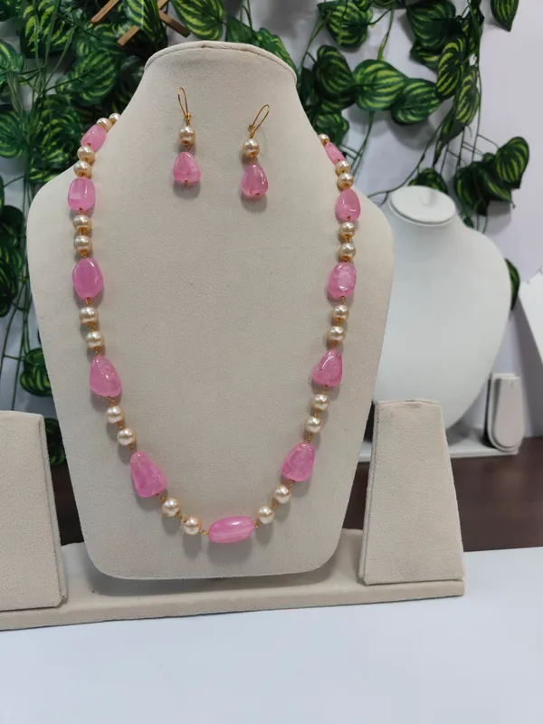 Gold_And_White_Natural_Quartz_Pearl_Brass_Necklace_For_Women
