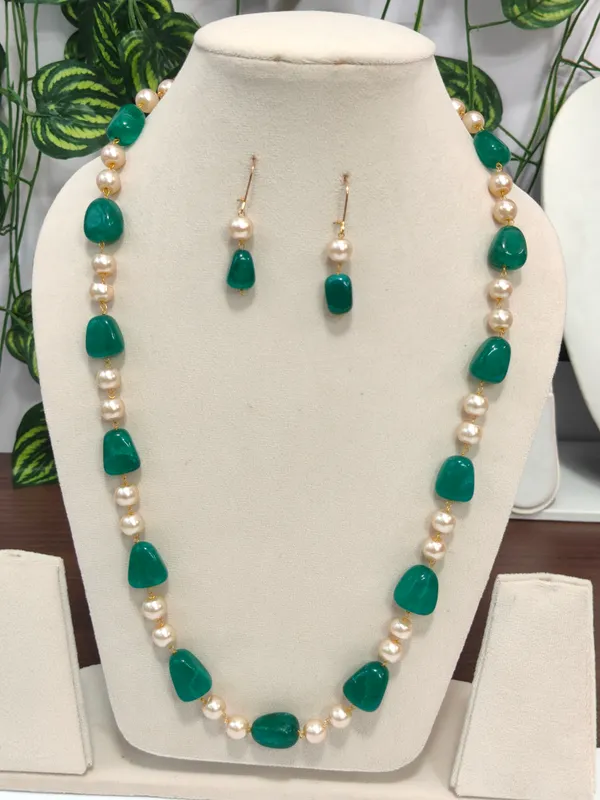 Gold_And_White_Natural_Quartz_Pearl_Brass_Necklace_For_Women