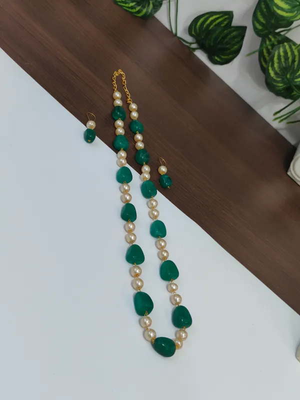 Gold_And_White_Natural_Quartz_Pearl_Brass_Necklace_For_Women