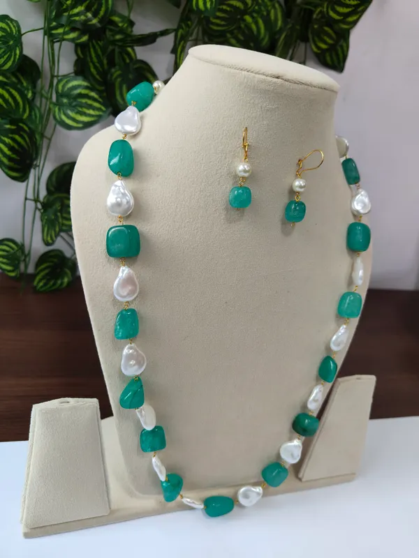Gold_And_White_Natural_Quartz_Mother_Of_Pearl_Brass_Necklace_For_Women