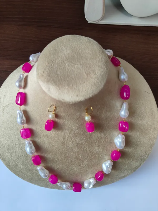 Elegant_Natural_Stone_Pearl_Necklace