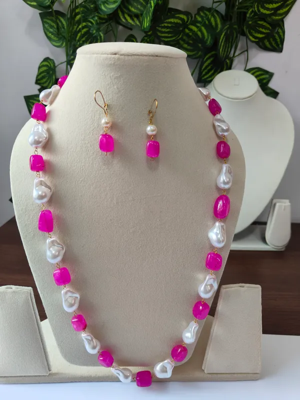 Elegant_Natural_Stone_Pearl_Necklace
