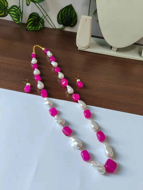 Elegant_Natural_Stone_Pearl_Necklace