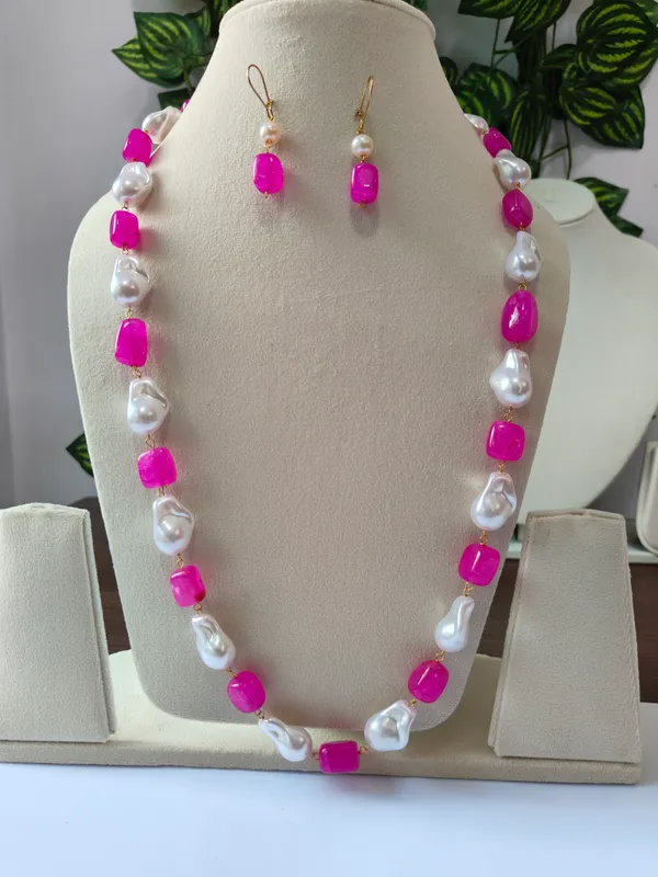Elegant_Natural_Stone_Pearl_Necklace