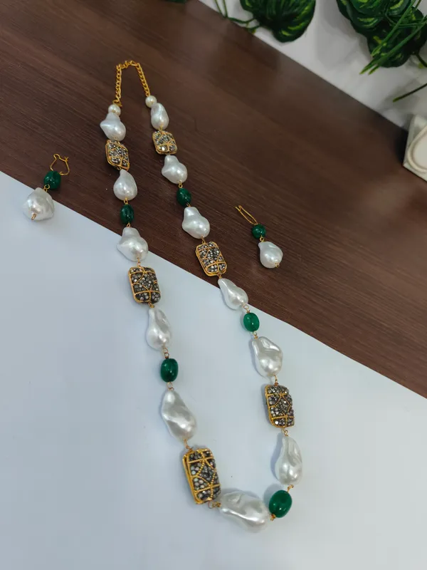 Elegant_Natural_Stone_Pearl_Necklace