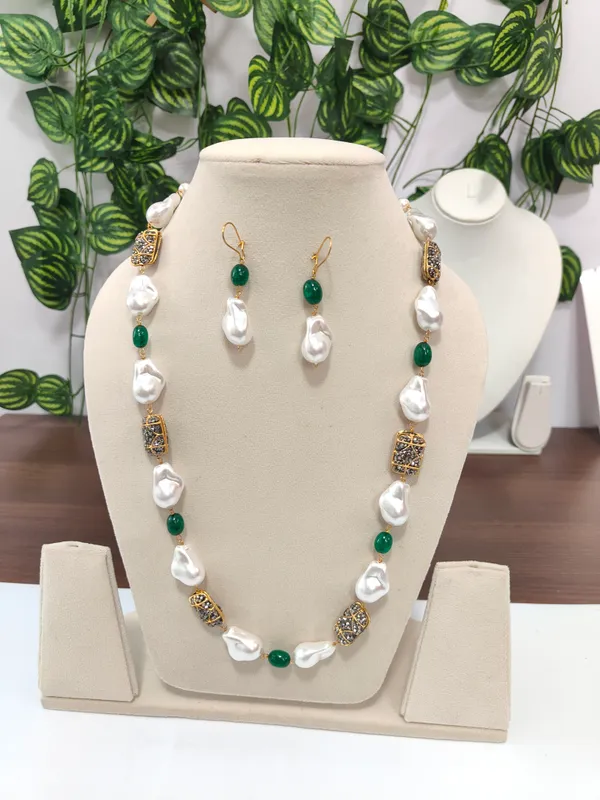 Elegant_Natural_Stone_Pearl_Necklace