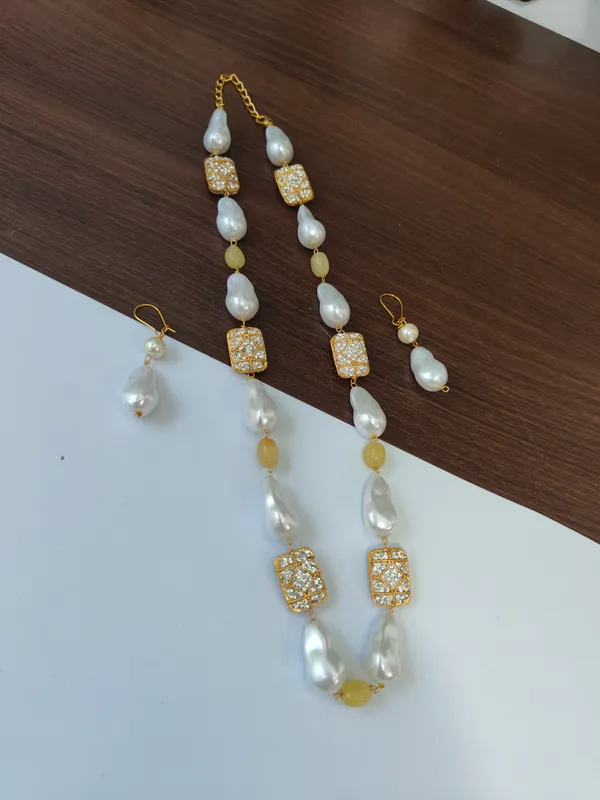 Gold_And_White_Natural_Quartz_Pearl_Brass_Beaded_Necklace_For_Women