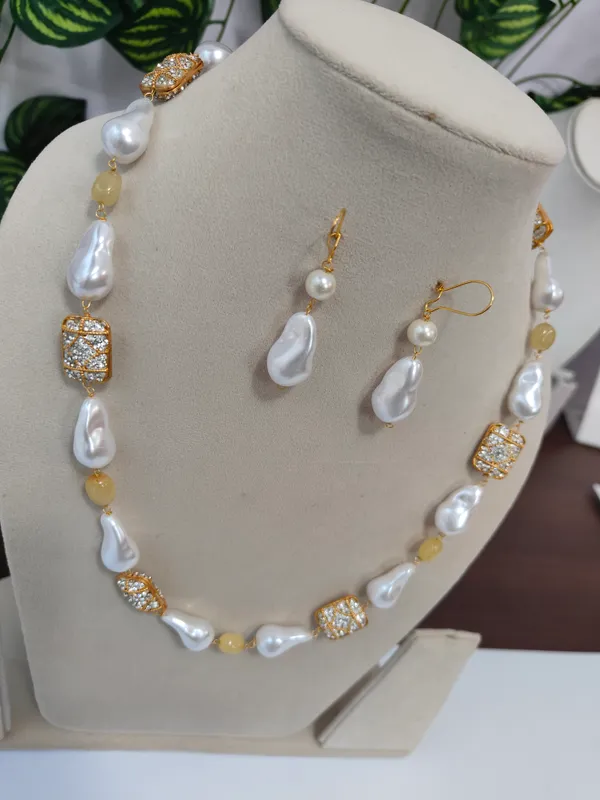 Gold_And_White_Natural_Quartz_Pearl_Brass_Beaded_Necklace_For_Women