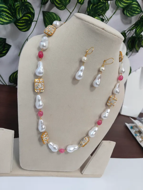 Gold_And_White_Natural_Quartz_Pearl_Brass_Necklace_For_Women