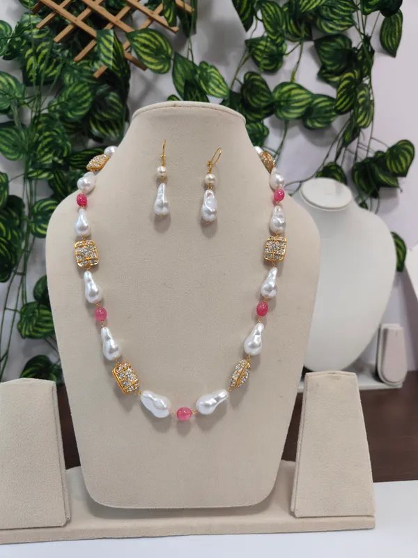Gold_And_White_Natural_Quartz_Pearl_Brass_Necklace_For_Women