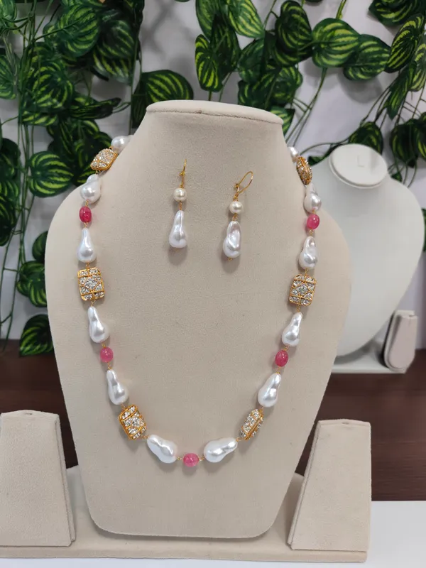 Gold_And_White_Natural_Quartz_Pearl_Brass_Necklace_For_Women