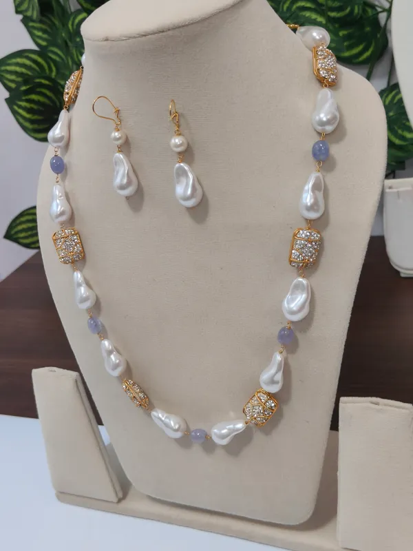 Gold_And_White_Natural_Quartz_Mother_Of_Pearl_Beaded_Necklace_For_Women