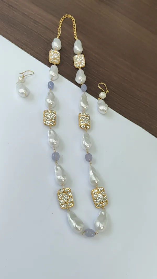 Gold_And_White_Natural_Quartz_Mother_Of_Pearl_Beaded_Necklace_For_Women