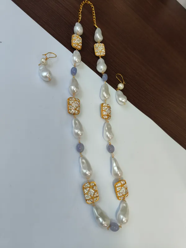 Gold_And_White_Natural_Quartz_Mother_Of_Pearl_Beaded_Necklace_For_Women