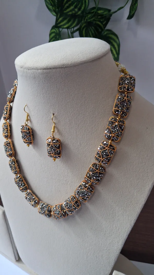 Stylish_Beaded_Necklace