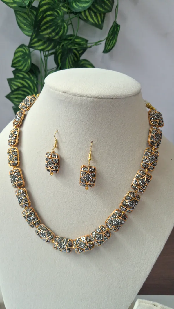 Stylish_Beaded_Necklace