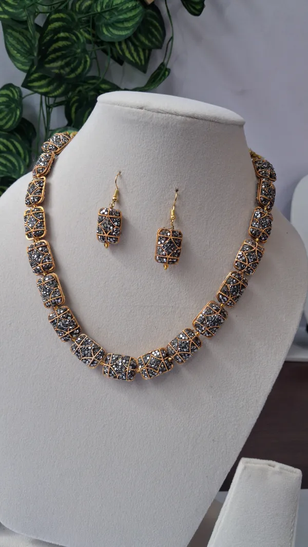 Stylish_Beaded_Necklace