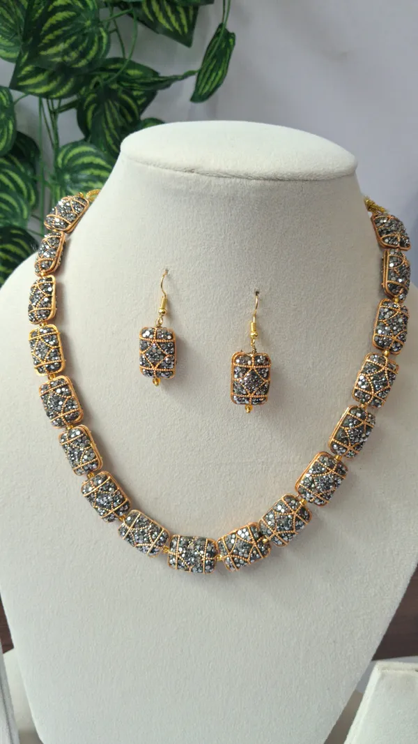 Stylish_Beaded_Necklace