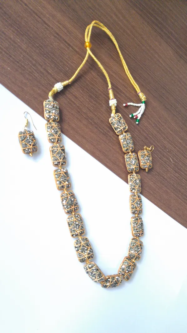 Stylish_Beaded_Necklace